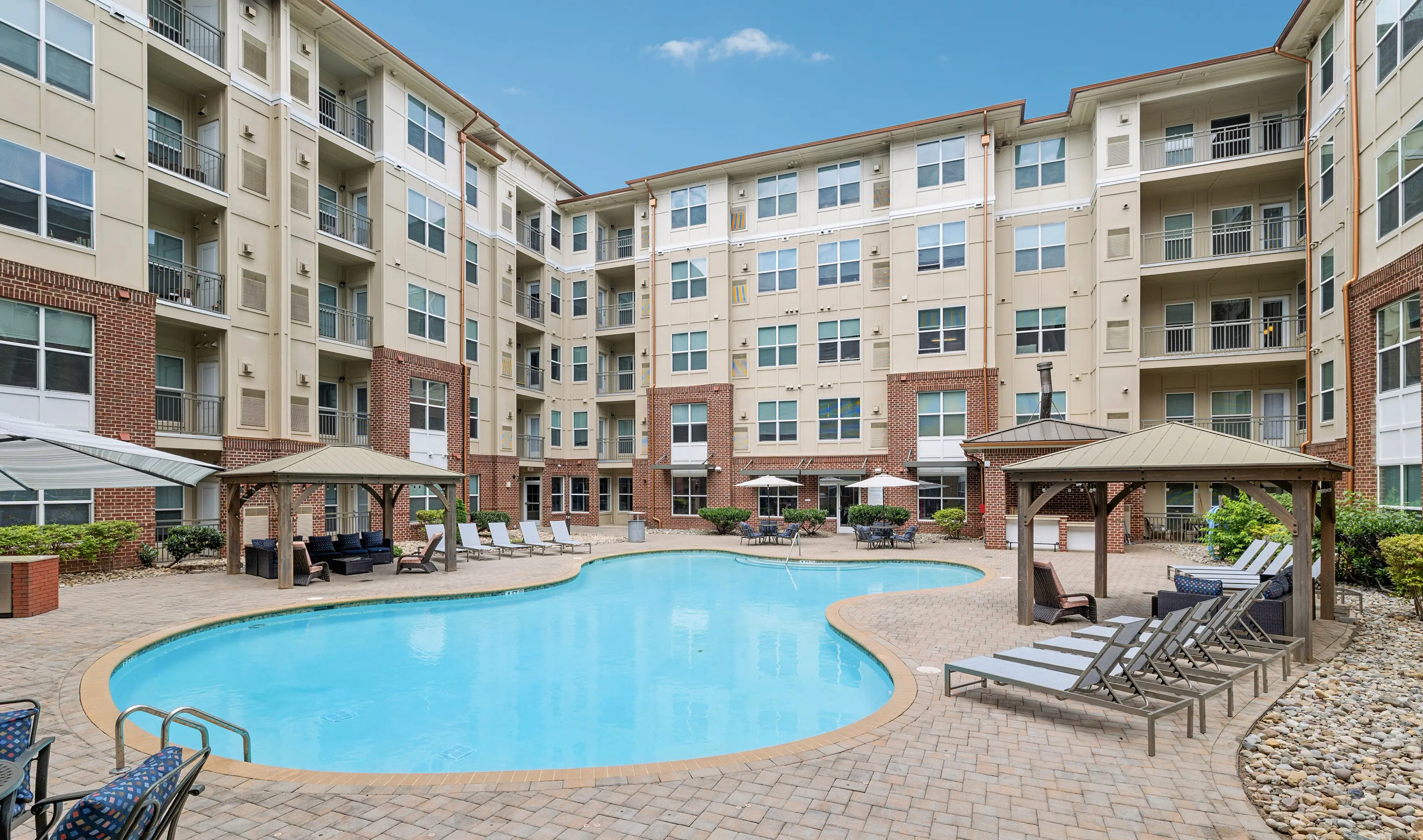 Outdoor Pool & Grill
